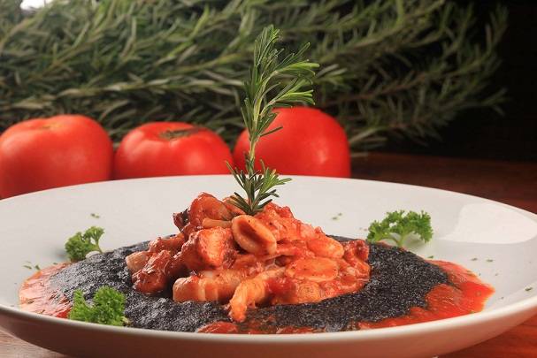 O menu de inverno da casa inclui quatro op&ccedil;&otilde;es em diferentes vers&otilde;es. Entre elas, a polenta cremosa especial branca, tingida na tinta de lula e servida com ragu de frutos do mar (R$ 52,00). Avenida General San Martin, 983, Leblon, 2259-6699.<br>