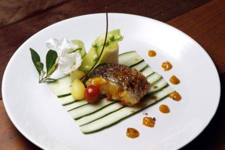 The Fabulous Amazon: lombo de pirarucu caramelizado no miss&ocirc;, mel e laranja em leve salgadura.<br>
