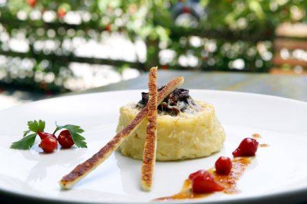 Petit gateau de semolina recheado com creme de porccini e carne seca: servido com telha de coalho, redu&ccedil;&atilde;o de pimenta porquinho e mela&ccedil;o de cana.<br>