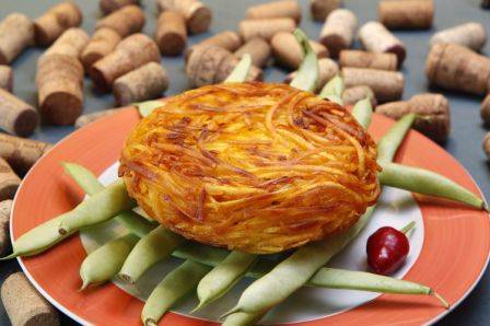 Batata rostie de fil&eacute; mignon ao molho madeira com champignon e queijo cheddar.<br>
