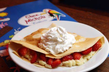Crepe de morango com chantilly e creme patissi&egrave;re.<br>