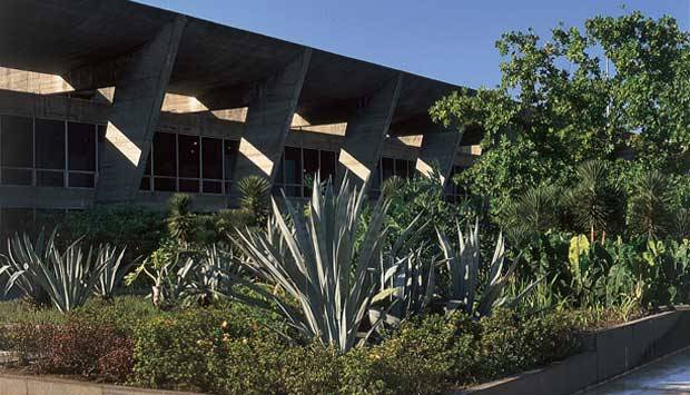 &Eacute; a obra mais conhecida do arquiteto carioca Affonso Reidy, com jardins do paisagista Burle Marx. A constru&ccedil;&atilde;o segue a orienta&ccedil;&atilde;o da arquitetura racionalista, destacando-se pelas estruturas vazadas e pela integra&ccedil;&atilde;o com o entorno, em perfeita sintonia com<br>
