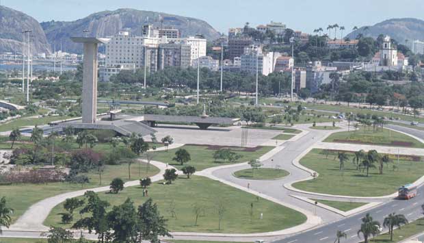 O Monumento aos Mortos da Segunda Guerra Mundial (1952), popularmente conhecido como Monumento aos Pracinhas, no Aterro do Flamengo, foi projetado pelos arquitetos Marcos Konder Netto e H&eacute;lio Ribas Marinho, vencedores de um concurso nacional. A constru&ccedil;&atilde;o<br>
