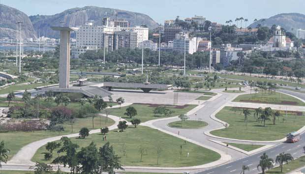 O Monumento aos Mortos da Segunda Guerra Mundial (1952), popularmente conhecido como Monumento aos Pracinhas, no Aterro do Flamengo, foi projetado pelos arquitetos Marcos Konder Netto e H&eacute;lio Ribas Marinho, vencedores de um concurso nacional. A constru&ccedil;&atilde;o<br>