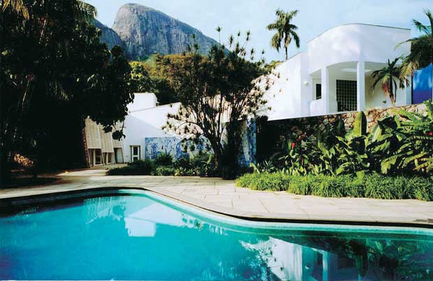 A ex-residência do embaixador e banqueiro Walter Moreira Salles, na Gávea, chama a atenção pela beleza da composição dos diferentes espaços e pela sua respeitosa inserção na paisagem local. O projeto com desenho apurado e criativo data de 1951 e é de auto<br>