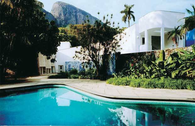 A ex-resid&ecirc;ncia do embaixador e banqueiro Walter Moreira Salles, na G&aacute;vea, chama a aten&ccedil;&atilde;o pela beleza da composi&ccedil;&atilde;o dos diferentes espa&ccedil;os e pela sua respeitosa inser&ccedil;&atilde;o na paisagem local. O projeto com desenho apurado e criativo data de 1951 e &eacute; de auto<br>