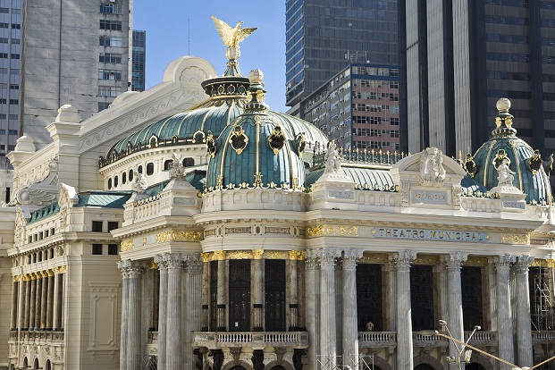 Joia da arquitetura e um dos teatros mais belos do mundo, ele apresenta vasta riqueza de detalhes tanto interna quanto externamente. Inaugurado em 1909 pelo presidente Nilo Peçanha, o Theatro Municipal do Rio de Janeiro foi fruto da mescla de dois projeto<br>