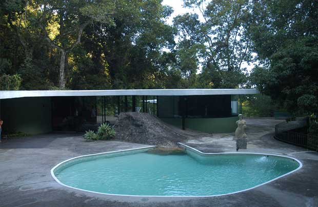 Projetada em 1951 e constru&iacute;da em 1953 por Oscar Niemeyer, a casa modernista foi a resid&ecirc;ncia do arquiteto e sua fam&iacute;lia durante 12 anos. Situada na Rua Carvalho de Azevedo, na Estrada das Canoas, em S&atilde;o Conrado, ela foi tombada em 2007 pelo Instituto do<br>