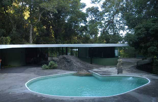 Projetada em 1951 e constru&iacute;da em 1953 por Oscar Niemeyer, a casa modernista foi a resid&ecirc;ncia do arquiteto e sua fam&iacute;lia durante 12 anos. Situada na Rua Carvalho de Azevedo, na Estrada das Canoas, em S&atilde;o Conrado, ela foi tombada em 2007 pelo Instituto do<br>