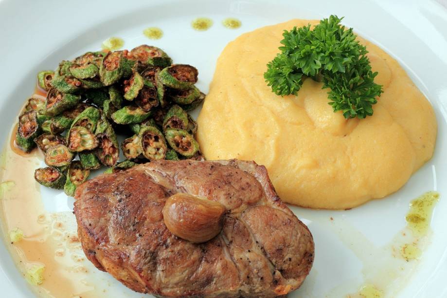Noix su&iacute;no, polenta cremosa, alho assado e quiabo crocante. R$ 59,00.<br>