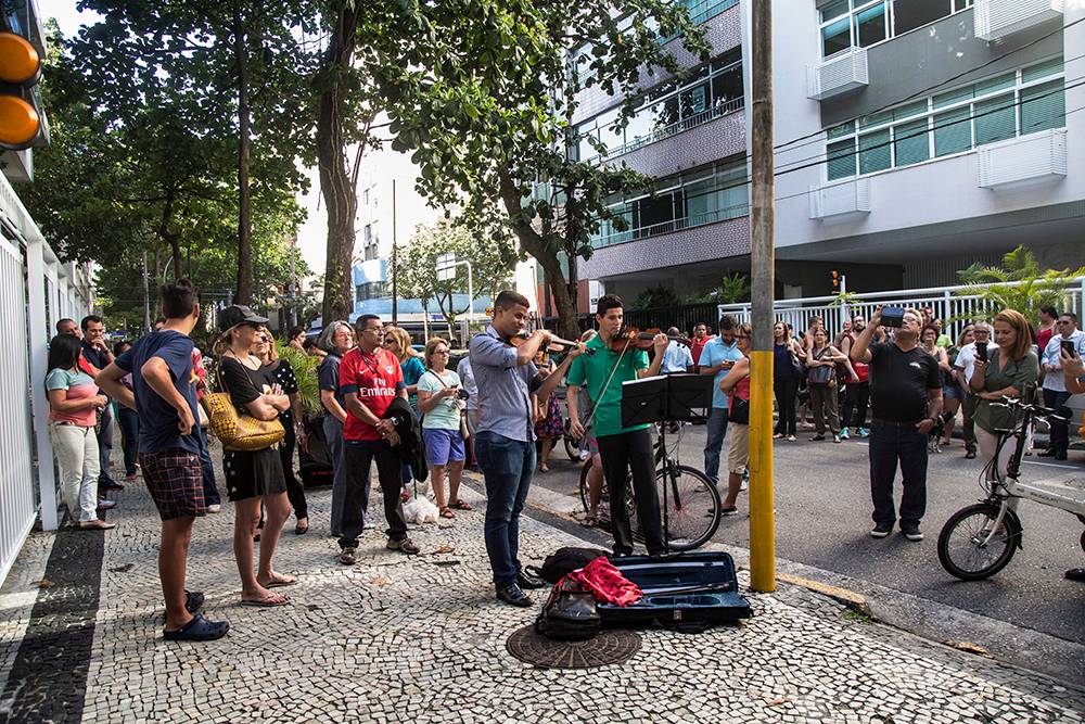 Violinistas tocam o tema de Titanic na porta da casa de Cabral e Adriana Ancelmo