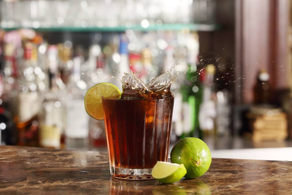 Três drinques de origem cubana e suas versões pela cidade