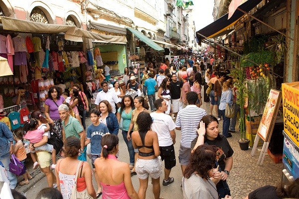 Confira mudanças nos horários do comércio no feriado desta quarta