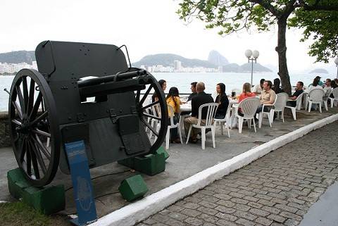 Al&eacute;m de atra&ccedil;&otilde;es hist&oacute;ricas, conta com dois caf&eacute;s de onde admira-se toda a orla do bairro<br>