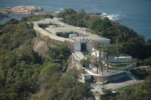 Instalado no topo do morro do Leme, a 130 metros de altura, tem visão privilegiada da cidade, sendo de frente para o Pão de Açúcar<br>