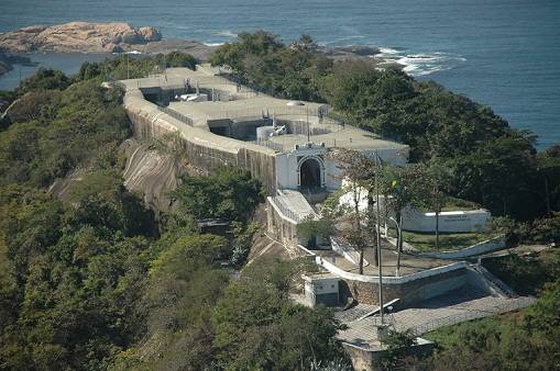 Instalado no topo do morro do Leme, a 130 metros de altura, tem vis&atilde;o privilegiada da cidade, sendo de frente para o P&atilde;o de A&ccedil;&uacute;car<br>