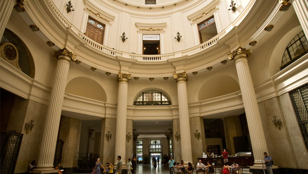 O amplo espa&ccedil;o &eacute; ornamentado com belas colunas em estilo neocl&aacute;ssico<br>