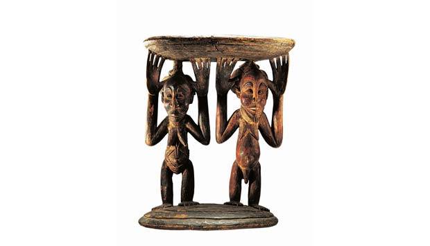 Banco de madeira feito na Rep&uacute;blica do Congo, no s&eacute;culo XIX, que faz parte do acervo do Museu de Etnologia de Berlim. A mostra, de 2003, &eacute; a segunda mais vista na hist&oacute;ria do CCBB Rio<br>