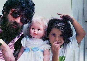 Ao lado da filha Vivi Seixas. Segundo sua ex-mulher, Kika, Raul era caseiro e gostava de ficar em fam&iacute;lia<br>