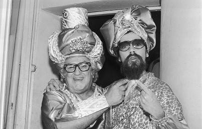 Raul posa ao lado do apresentador Chacrinha, em 1980. O m&uacute;sico encerrou os anos 70 no topo das paradas com o disco Por Quem Os Sinos Dobram, mas a d&eacute;cada seguinte seria marcada por problemas de sa&uacute;de<br>