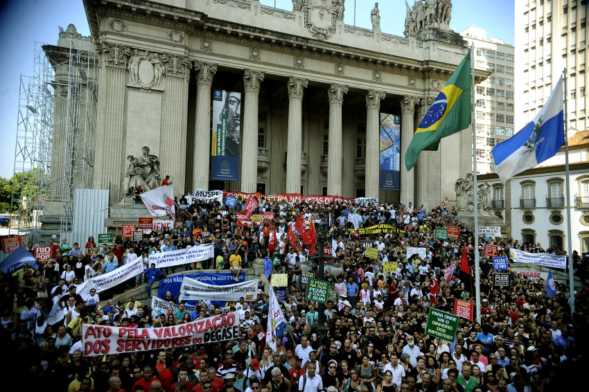 Servidores protestam contra atraso nos pagamentos