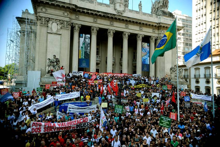 Servidores protestam contra atraso nos pagamentos