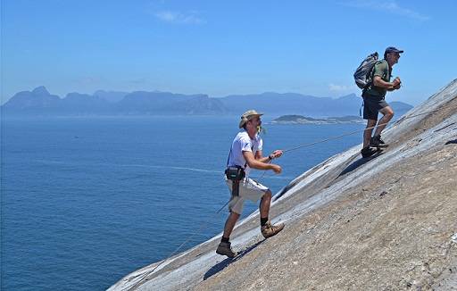Pesquisadores escalam o pared&atilde;o da Ilha Redonda em trabalho para mapear toda a fauna marinha e terrestre das ilhas<br>