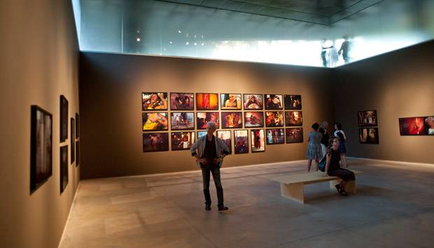 As obras reunidas apresentam a imagem fotogr&aacute;fica em diversos suportes, como fotos individuais, pain&eacute;is, filme, instala&ccedil;&otilde;es audiovisuais e multim&iacute;dia<br>