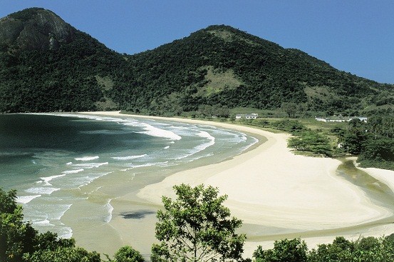 Emoldurada por riachos, abrigou até 1994 o presídio de Ilha Grande. Hoje um recanto tranquilo, tem 1 quilômetro de praia e manguezais preservados<br> Emoldurada por riachos, abrigou até 1994 o presídio de Ilha Grande. Hoje um recanto tranquilo, tem 1 quilômetro de praia e manguezais preservados<br>