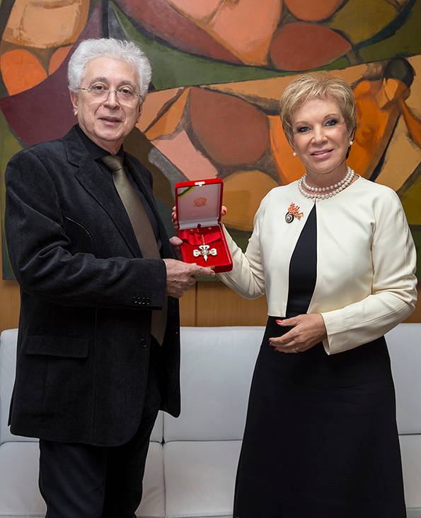 Autor de Império, Aguinaldo Silva ganha título de Comendador, é tietado por Dilma Rousseff e descobre que a presidente é fã da novela