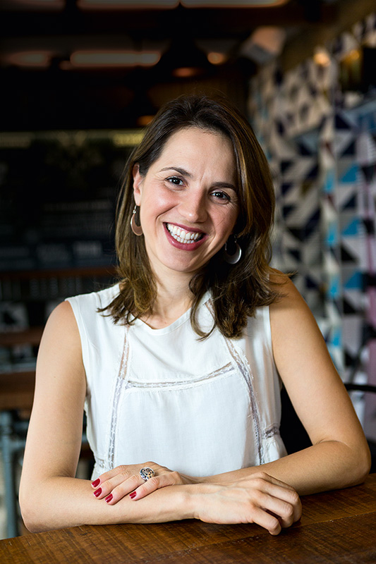 Chef e nutricionista formada pela Le Cordon Bleu comanda a cozinha de um boteco carioca