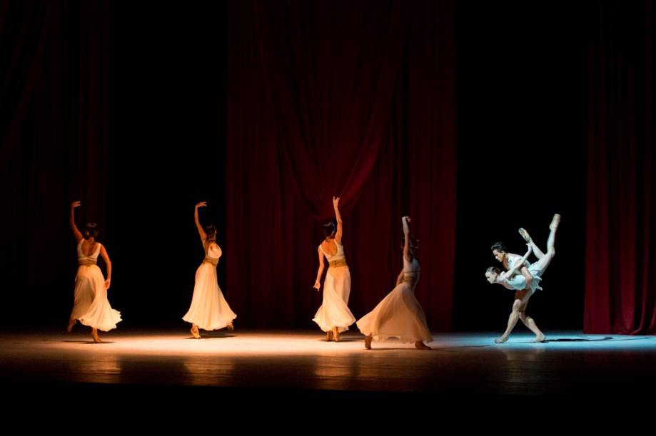 O Theatro Municipal traz de volta o espetáculo Apoteose da Dançacom programa duplo: Age of Innocence, com músicas de Philip Glass e de Thomas Newman, e coreografia de Edwaard Liang, e Sétima Sinfonia, com música de Ludwig Van Beethoven e coreografia, cenários e figurinos de Uwe Scholz