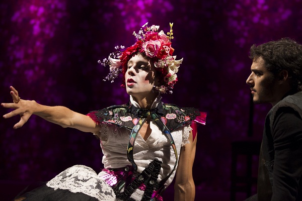 Adaptação de Oscar Wilde, A Importância de Ser Perfeito completa um ano em cartaz e muda de teatro