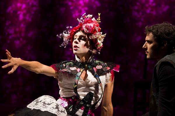 Adaptação de Oscar Wilde, A Importância de Ser Perfeito completa um ano em cartaz e muda de teatro
