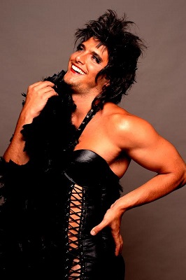 Galã Bruno Gissoni aparece travestido de mulher em peça do grupo Dzi Croquettes. Veja foto