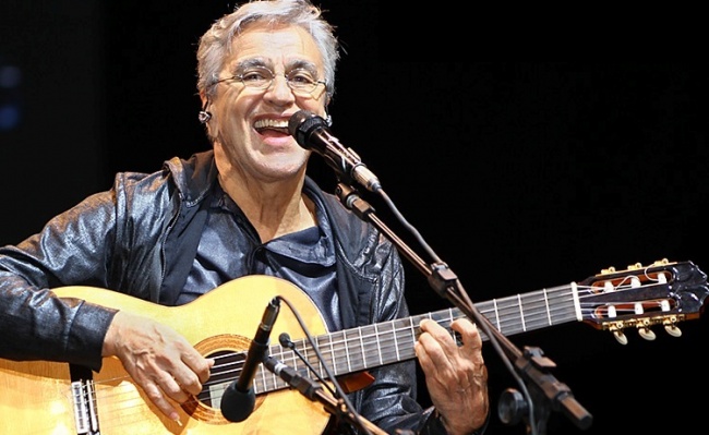 Caetano Veloso deita de pijama no chão de hotel, na Bélgica, para tomar sol