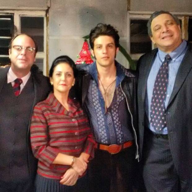 Chay Suede aparece caracterizado como Erasmo Carlos no set do filme sobre o cantor