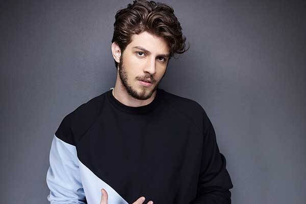 Chay Suede viverá o cantor Erasmo Carlos no cinema