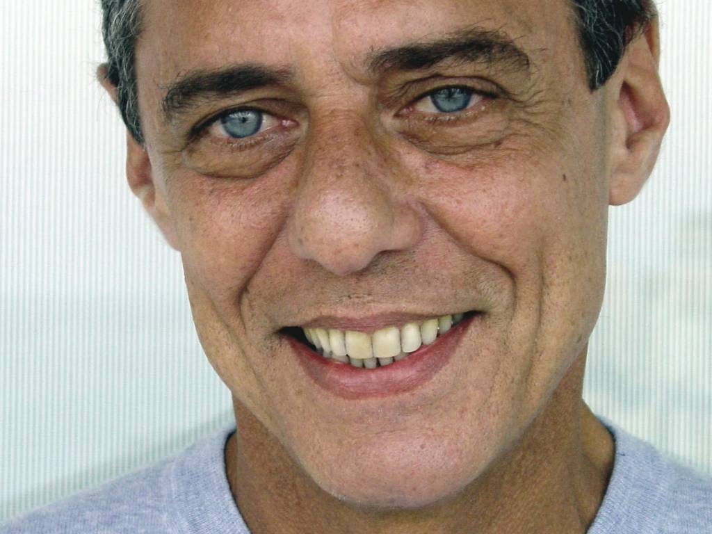 a imagem mostra Chico Buarque sorrindo