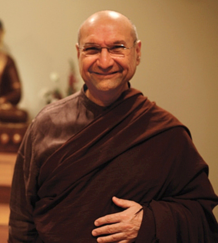 Arnold Schwarzenegger tieta José Aldo em feira no Rio e ajuda a passar óleo em atletas de bodybuilding