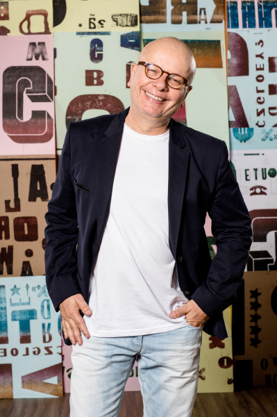 Aline Riscado, a Verão do comercial de TV, renova contrato com cervejaria e vai fazer filme