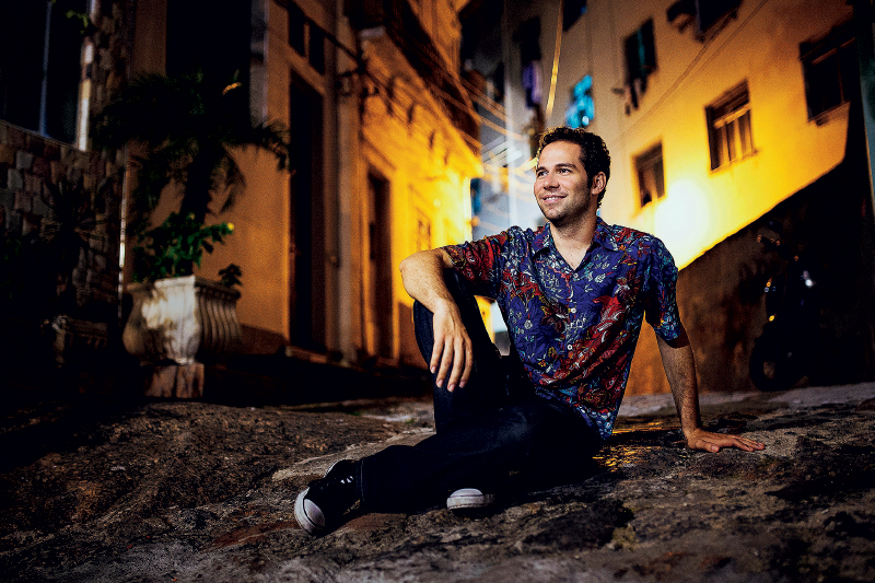 O saguão traz a árvore e a cobra Celeste O saguão traz a árvore e a cobra Celeste