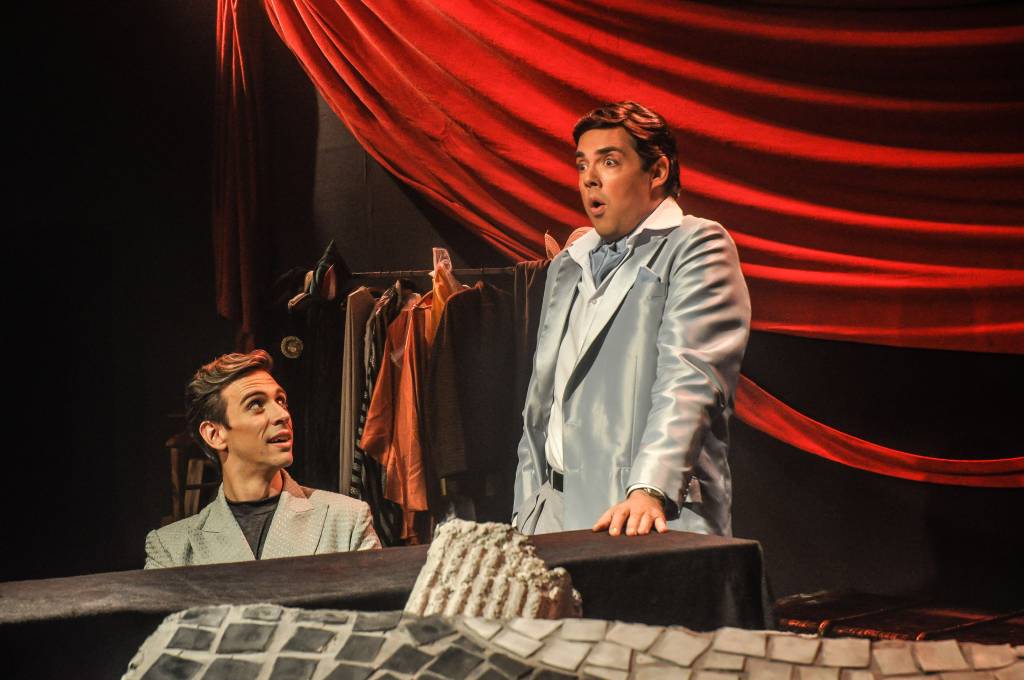 Fernando Ceylão, de pé, como Ivon Curi, ao lado de Leonardo Wagner, ao piano: musical sobre o ator e cantor Fernando Ceylão, de pé, como Ivon Curi, ao lado de Leonardo Wagner, ao piano: musical sobre o ator e cantor