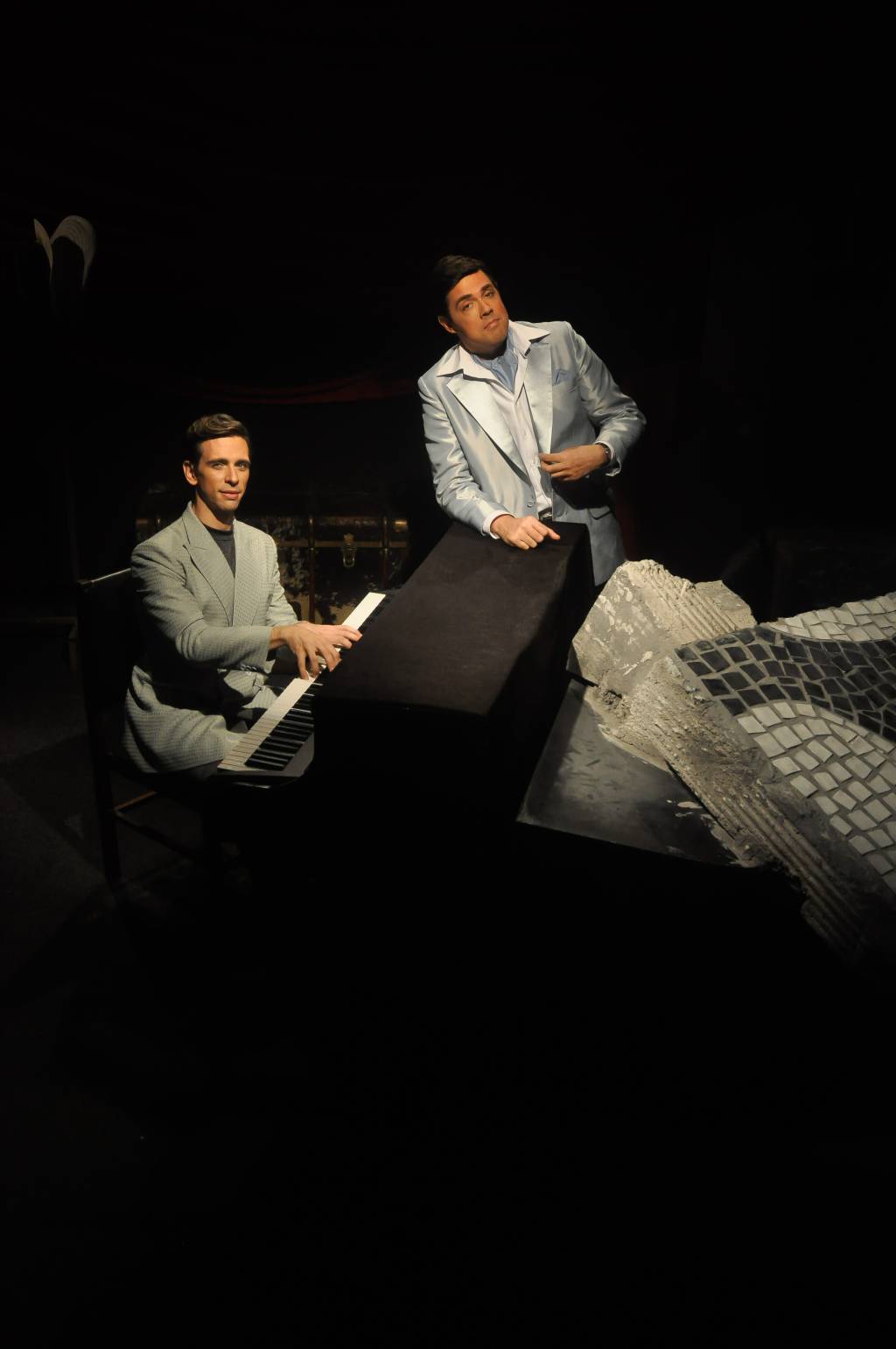 Fernando Ceylão, de pé, como Ivon Curi, ao lado de Leonardo Wagner, ao piano: musical sobre o ator e cantor Fernando Ceylão, de pé, como Ivon Curi, ao lado de Leonardo Wagner, ao piano: musical sobre o ator e cantor