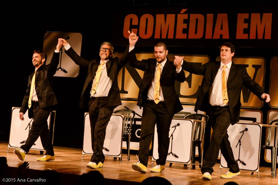 Comédia em Pé News: novo quadro do espetáculo traz notícias da semana comentadas de forma divertida Comédia em Pé News: novo quadro do espetáculo traz notícias da semana comentadas de forma divertida