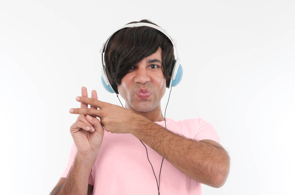 Rodrigo Sant’anna caracterizado em Comício Gargalhada — Segundo Turno: comediante encarna diversos personagens estranhos em busca de votos Rodrigo Sant’anna caracterizado em Comício Gargalhada — Segundo Turno: comediante encarna diversos personagens estranhos em busca de votos