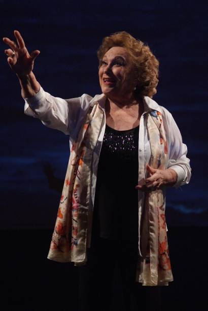 Perdas e Ganhos: monólogo com Nicette Bruno, adaptado do livro de Lya Luft Perdas e Ganhos: monólogo com Nicette Bruno, adaptado do livro de Lya Luft