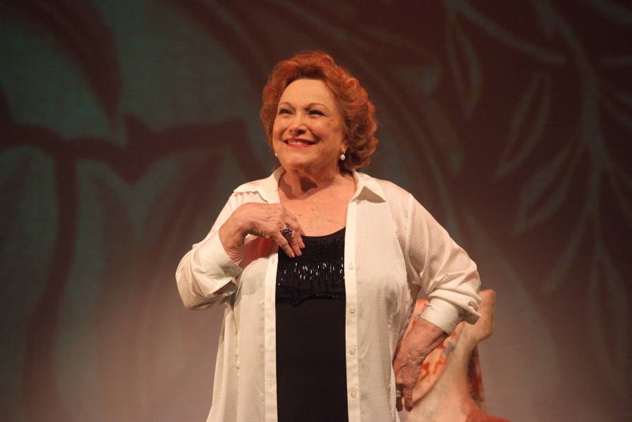 Perdas e Ganhos: monólogo com Nicette Bruno, adaptado do livro de Lya Luft Perdas e Ganhos: monólogo com Nicette Bruno, adaptado do livro de Lya Luft