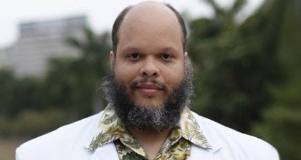 Ed Motta causa nova polêmica na internet ao afirmar que não vai falar português em shows na Europa: “Não é possível que o imigrante brasileiro não saiba um básico de inglês”