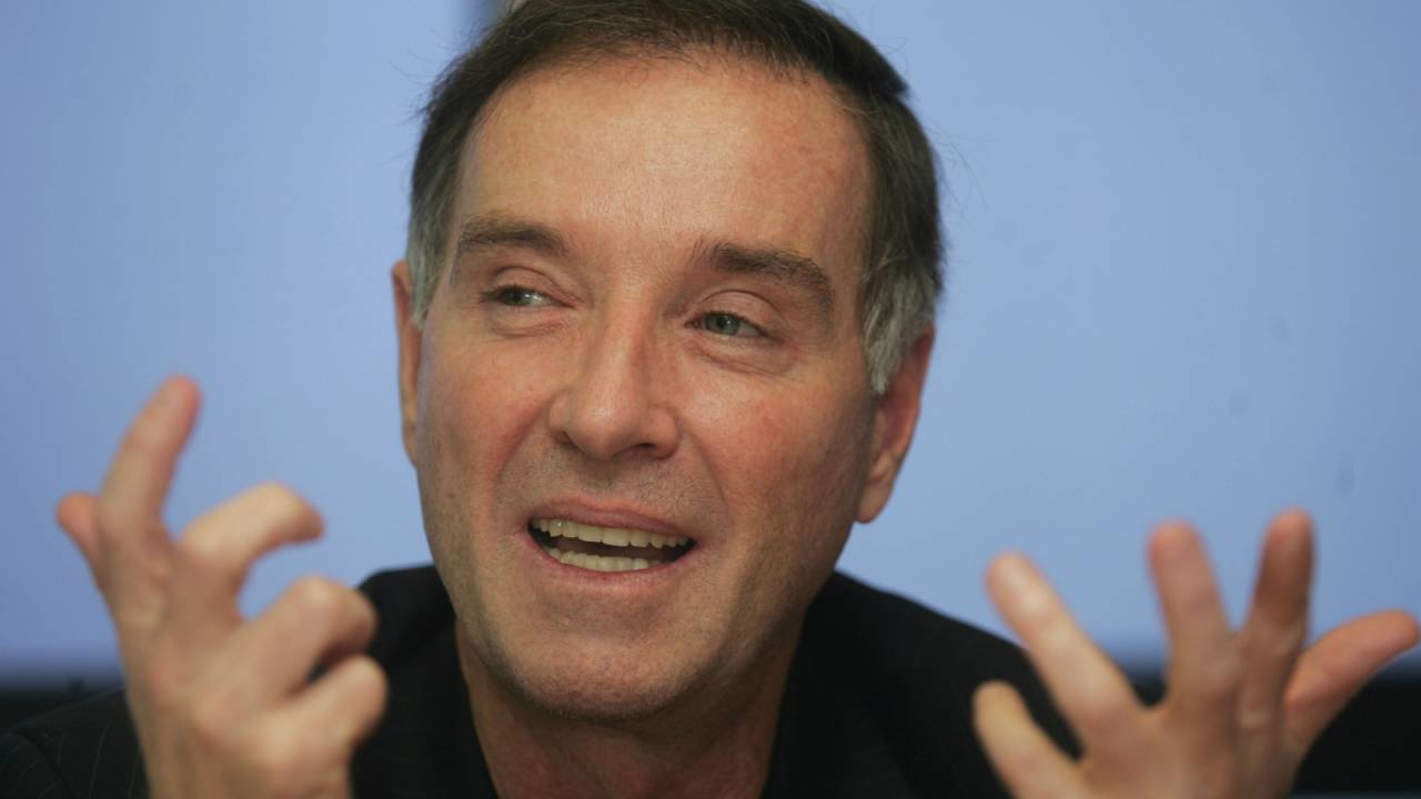 A imagem mostra o empresário Eike Batista gesticulando